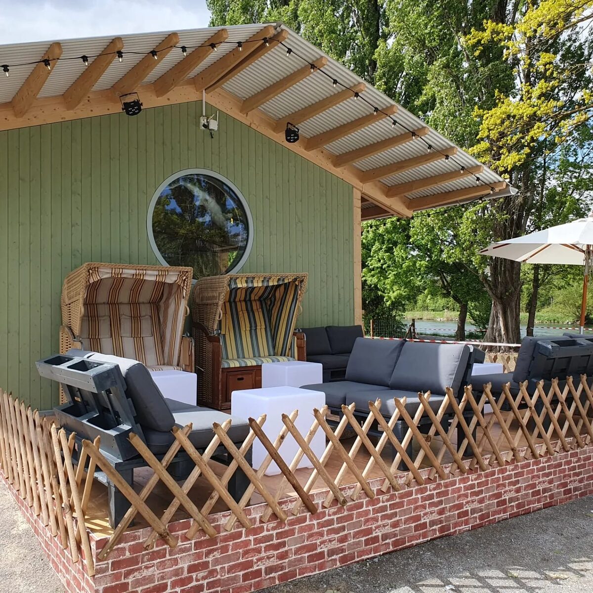 Summer Lounge – Aussenbereich mit Sonnenschirmen